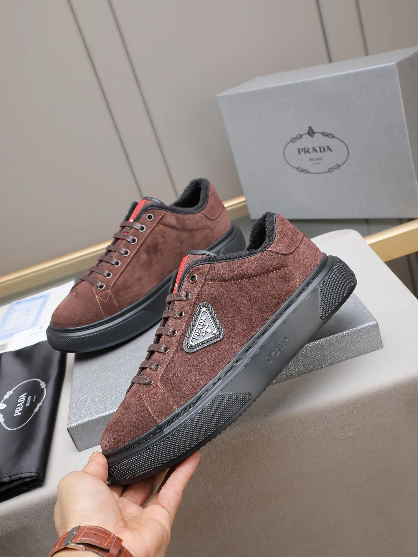 PP440 Prada/Prada men's new casual shoes, this upper is made of imported calfskin + velvet lining! The outside is decorated with the P family's classic metal triangle enamel logo, and the outsole is made of non-slip sports foam ultra-light outsole, which feels good on the feet and is a fashionable and fashionable item! Four colors to choose from!  Size: 38-44 (45 customized)